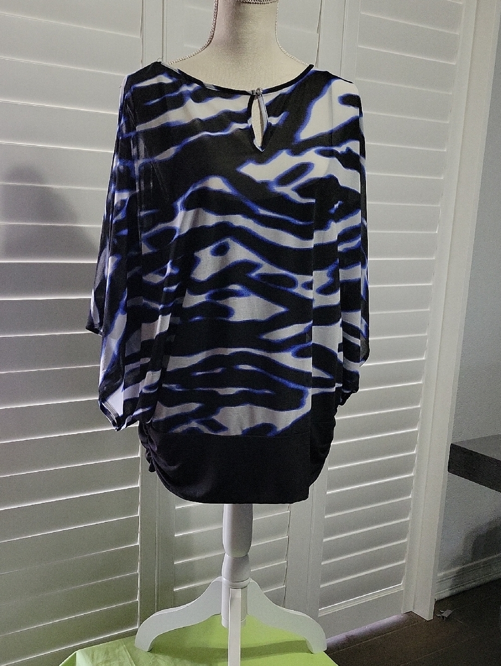 Jennifer Lopez Black, White & Blue Abstract Keyhole Blouse